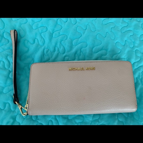 Michael Kors jet set zip around wallet